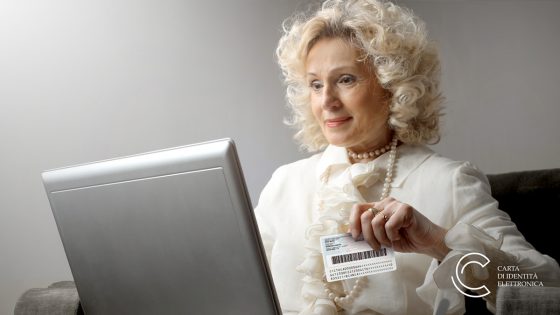 Immagine di donna al computer con in mando la carta CIE